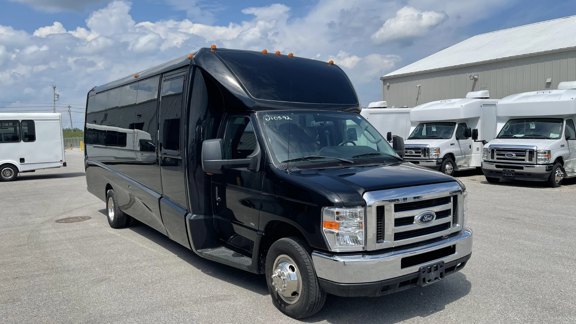 EXECUTIVE SHUTTLE LIMO BUS (4)