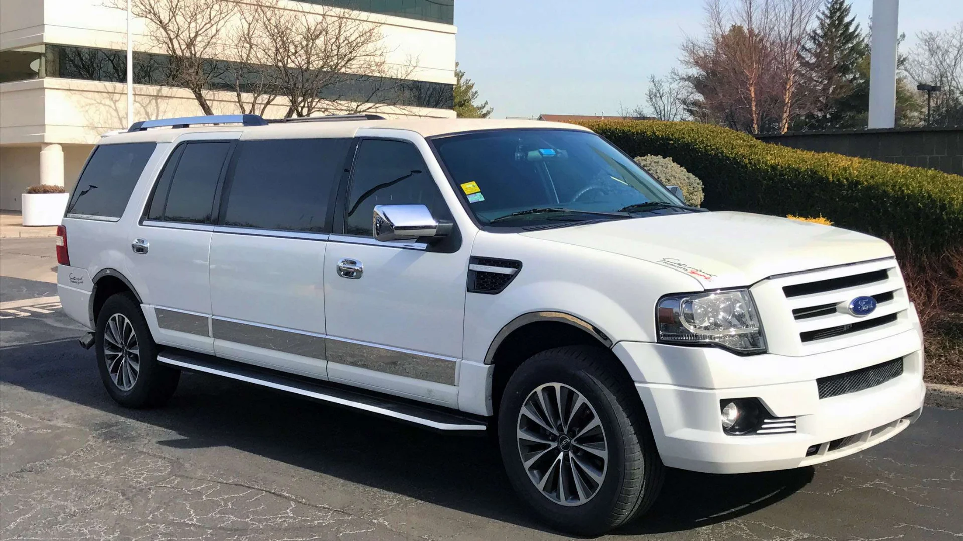 FORD EXPEDITION SUV LIMOUSINE (WHITE_BLACK) (2)