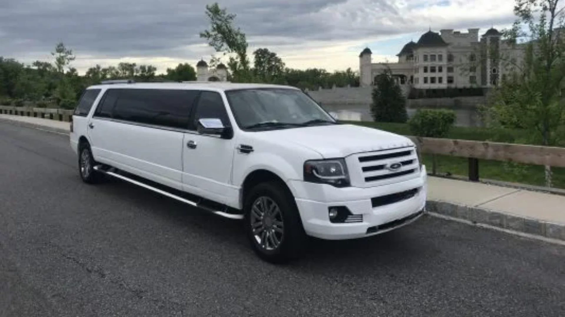 FORD EXPEDITION SUV LIMOUSINE (WHITE_BLACK) (3)