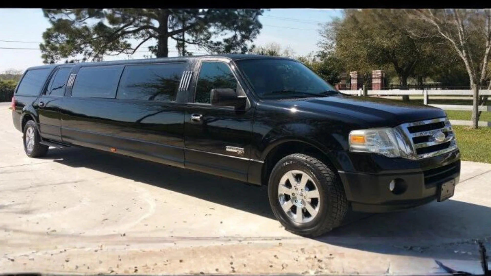 FORD EXPEDITION SUV LIMOUSINE (WHITE_BLACK) (4)